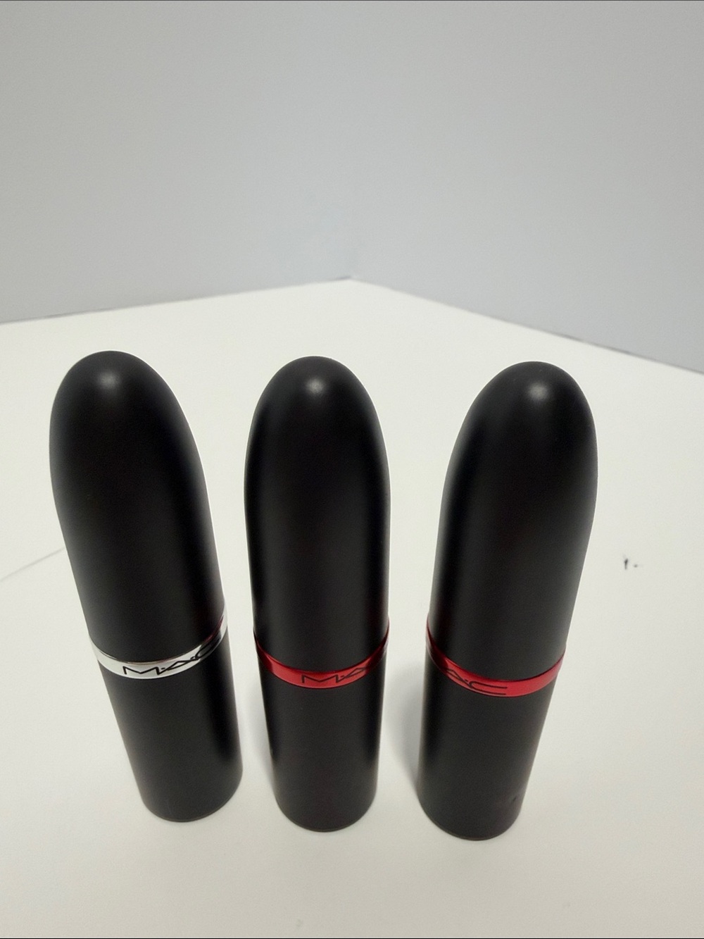 3 MAC Lipsticks 832 crème cup, vg2 viva planet, vg1 viva heart satin/matte - Picture 3 of 4